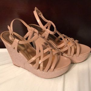 Candie’s Size 8 Gold Glitter Wedges